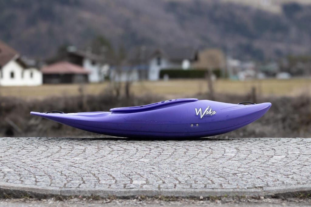 Waka Kayaks Puffy Skuxx in purple, side view. The stern is slightly bigger than in the regular Skuxx.